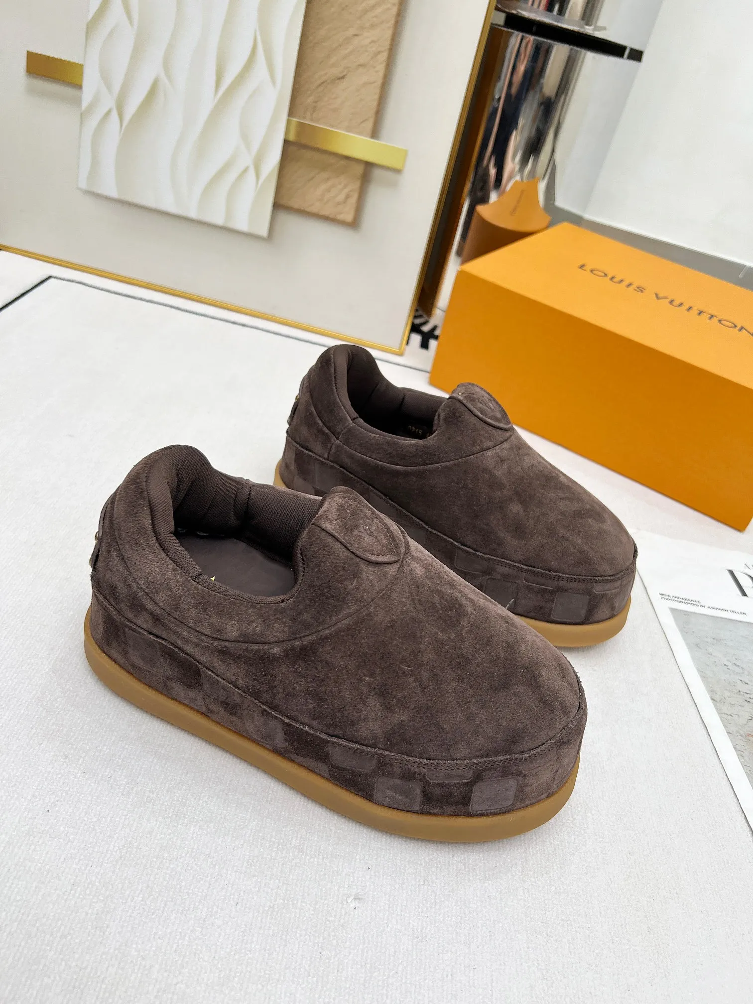 Factory direct sales p660🐘🐘Women's shoes, women's clothing louis vuitton (Louis Vuitton/lv)🔍Autumn and winter~Ugly little chubby, new shoe type YETI🔥🔥🔥🔥 Super street style bread shoes are here! ! ! Chubby is so cute~💞 What a great tool for showing off slim legs! The inner height is increased by 5 cm, the legs are longer and thinner, and the beef tendon bottom is super comfortable, suitable for couples 💞💞💞💞 Fabric: imported high mercerized ox velvet embossed craftsmanship Number of yards: 35-45 yards (46🉑custom-made, non-returnable)